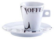Espresso-Tasse mit Untertasse, seitliche Perspektive, mit großem 'COFFEE'-Schriftzug auf weißem Porzellan.