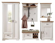 Garderoben-Set in klassischem Design mit weißem Holz und naturbelassenen Akzenten, bestehend aus einem Kleiderschrank, einer Wandgarderobe mit Haken und Ablage, einem Spiegel, einer Sitzbank mit Stauraum und einem Schrank. Frontalansicht.