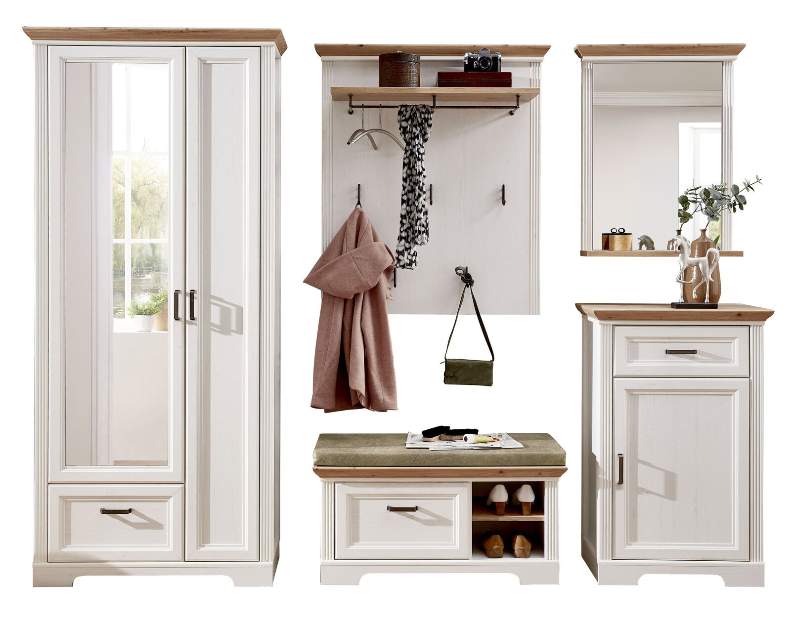 Landscape Garderoben-Set JUDITH Garderoben-Set in klassischem Design mit weißem Holz und naturbelassenen Akzenten, bestehend aus einem Kleiderschrank, einer Wandgarderobe mit Haken und Ablage, einem Spiegel, einer Sitzbank mit Stauraum und einem Schrank. Frontalansicht.