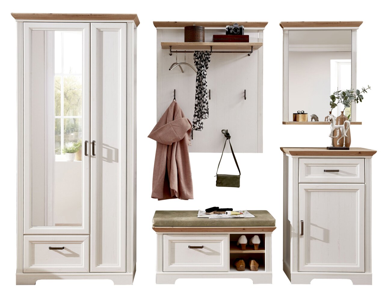 Garderoben-Set in klassischem Design mit weißem Holz und naturbelassenen Akzenten, bestehend aus einem Kleiderschrank, einer Wandgarderobe mit Haken und Ablage, einem Spiegel, einer Sitzbank mit Stauraum und einem Schrank. Frontalansicht.