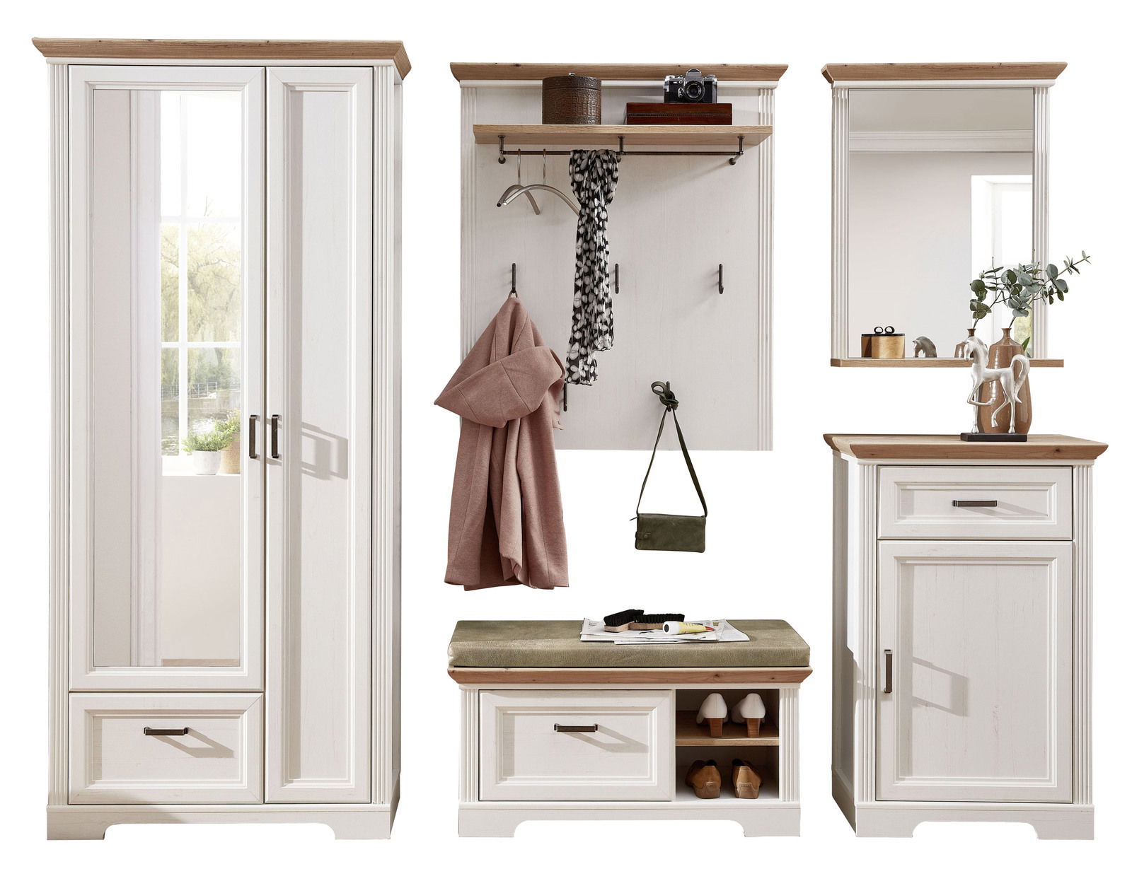 Garderoben-Set in klassischem Design mit weißem Holz und naturbelassenen Akzenten, bestehend aus einem Kleiderschrank, einer Wandgarderobe mit Haken und Ablage, einem Spiegel, einer Sitzbank mit Stauraum und einem Schrank. Frontalansicht.