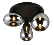 Moderne Deckenleuchte mit drei glänzenden, chromfarbenen Lampenschirmen, von unten betrachtet.