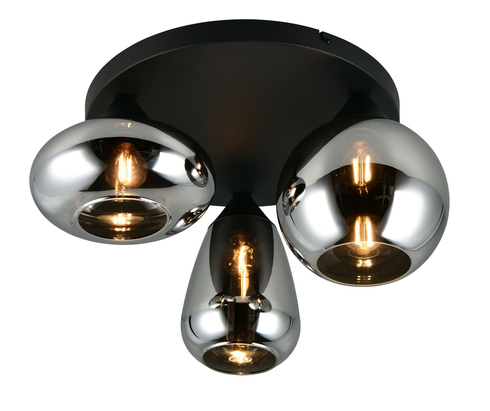 Moderne Deckenleuchte mit drei glänzenden, chromfarbenen Lampenschirmen, von unten betrachtet.
