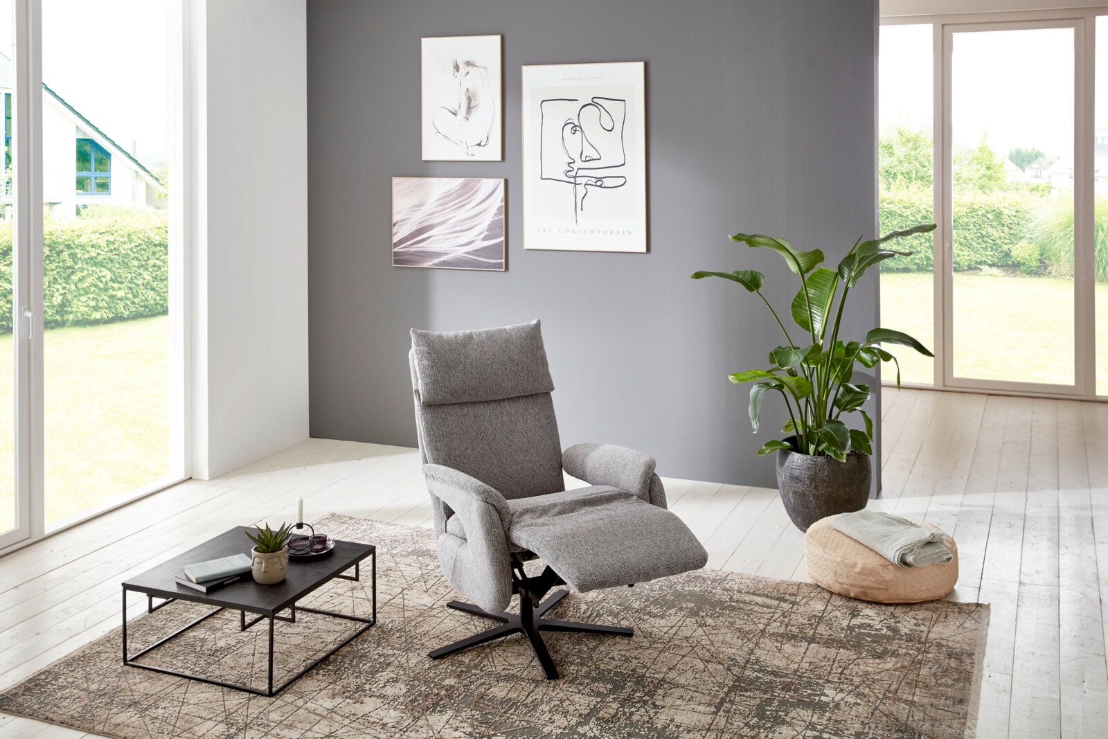 Grijze tv-fauteuil in een moderne woonkamer, zijaanzicht