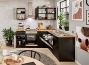 Moderne Küche mit Eckunterschrank in schwarzem Design, offene Schränke und Geschirrspüler, Blick von vorne.