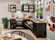 Moderne Küche mit Eckunterschrank in schwarzem Design, offene Schränke und Geschirrspüler, Blick von vorne.