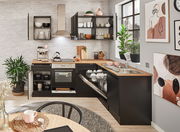 Moderne Küche mit Eckunterschrank in schwarzem Design, offene Schränke und Geschirrspüler, Blick von vorne.