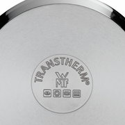Een blik op de bodem van een pan met het WMF TransTherm-logo en symbolen voor verschillende soorten fornuizen.