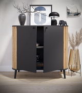 Moderne Kommode mit dunkler Front und Holzdetails, dekoriert mit Vasen und Lampe, aus frontaler Perspektive.