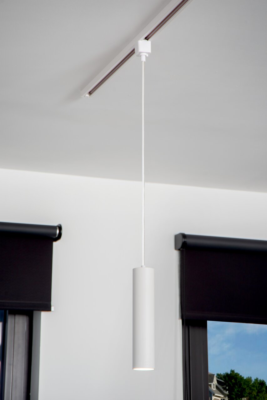 Moderne weiße Pendelleuchte FLORIS, zylindrische Form, von der Decke hängend, seitliche Perspektive.