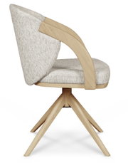 Moderne fauteuil met een lichtgekleurd houten frame en grijze stoffen bekleding, zijaanzicht