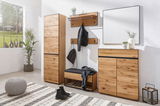 Moderne Garderobeneinrichtung aus Holz mit Schuhschrank, Spiegel, Garderobenbank und Hakenleiste in einem hellen Raum, seitliche Perspektive.