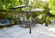 Moderne Pergola mit Faltdach und Gartenmöbeln auf einer Terrasse, seitliche Perspektive