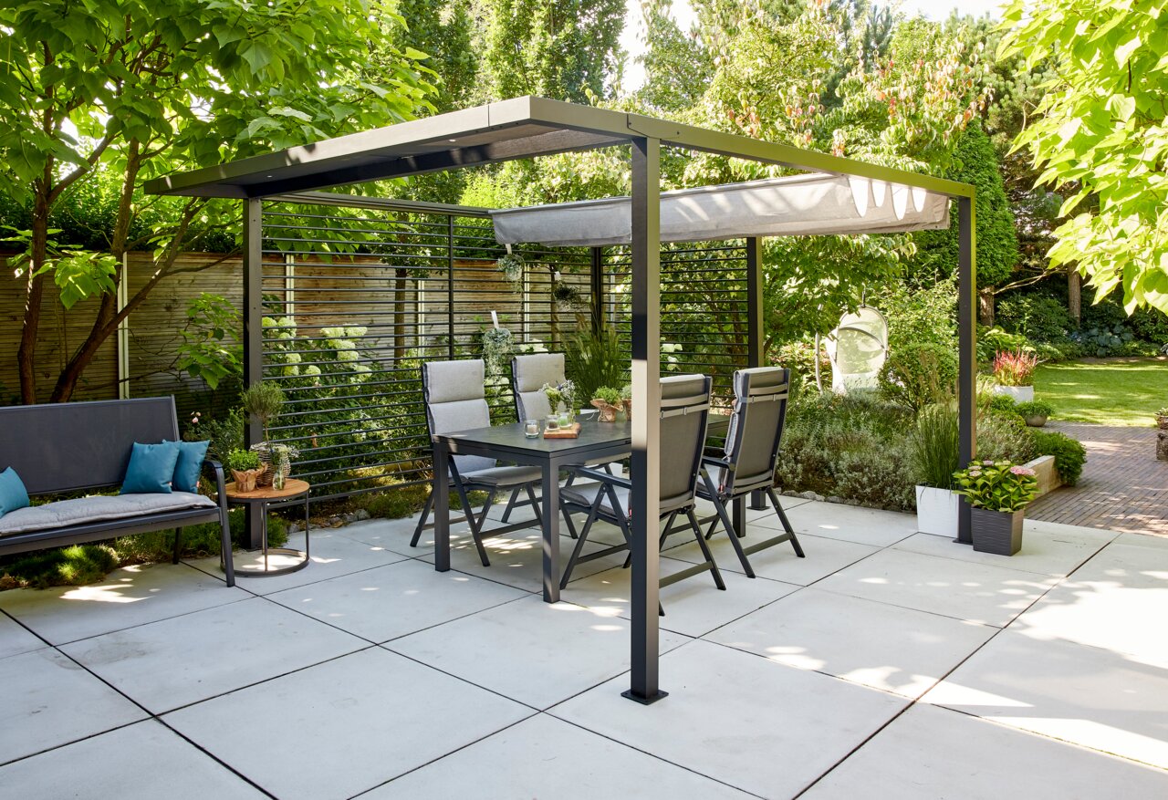 Moderne Pergola mit Faltdach und Gartenmöbeln auf einer Terrasse, seitliche Perspektive