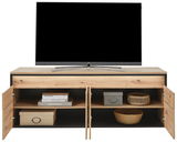 TV-Lowboard aus Holz mit offenen Türen, zeigt Stauraum mit Körben und Boxen, frontale Ansicht