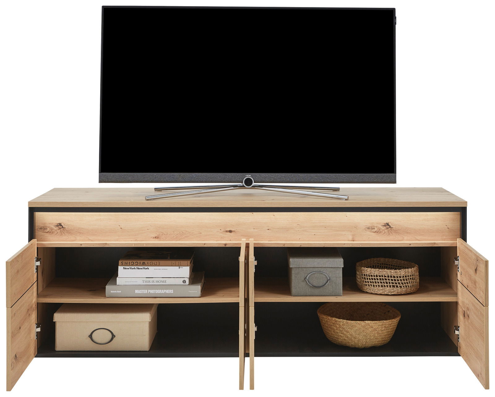 TV-Lowboard aus Holz mit offenen Türen, zeigt Stauraum mit Körben und Boxen, frontale Ansicht
