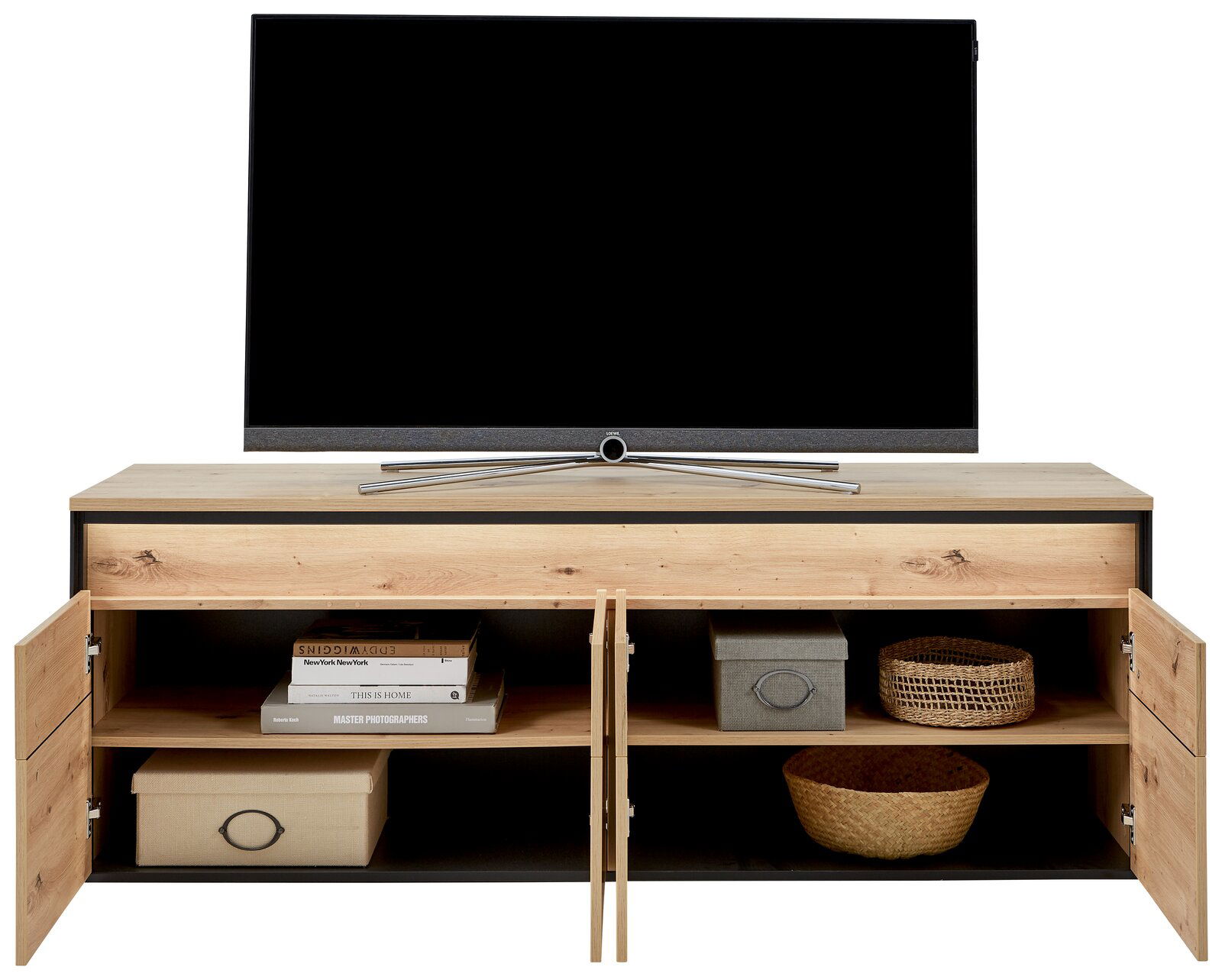 TV-Lowboard aus Holz mit offenen Türen, zeigt Stauraum mit Körben und Boxen, frontale Ansicht