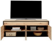 TV-Lowboard aus Holz mit offenen Türen, zeigt Stauraum mit Körben und Boxen, frontale Ansicht