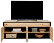 TV-Lowboard aus Holz mit offenen Türen, zeigt Stauraum mit Körben und Boxen, frontale Ansicht