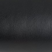 Nahaufnahme der schwarzen Lederoberfläche eines Chefsessels