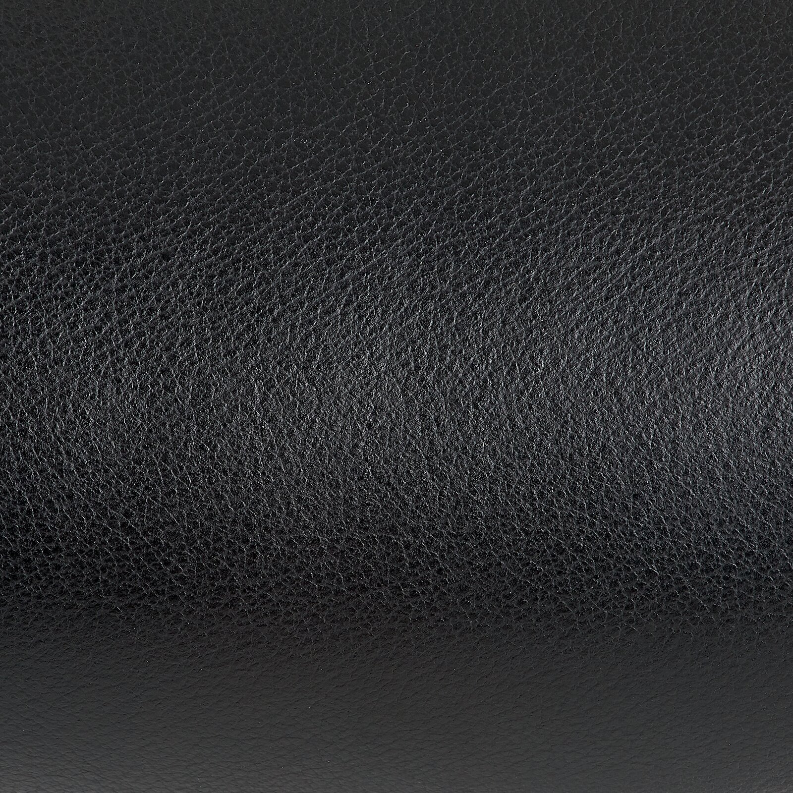 Nahaufnahme der schwarzen Lederoberfläche eines Chefsessels