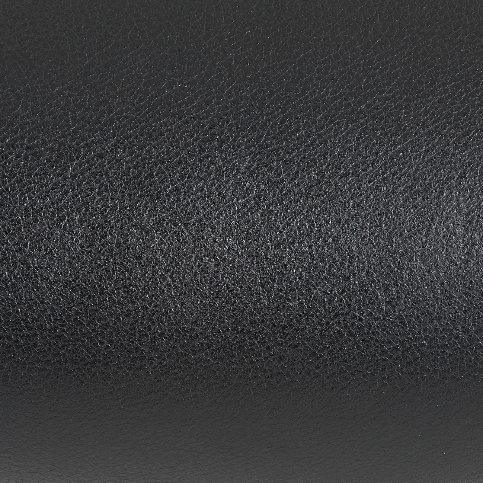 Nahaufnahme der schwarzen Lederoberfläche eines Chefsessels