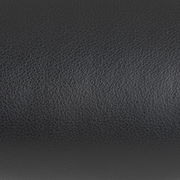 Nahaufnahme der schwarzen Lederoberfläche eines Chefsessels