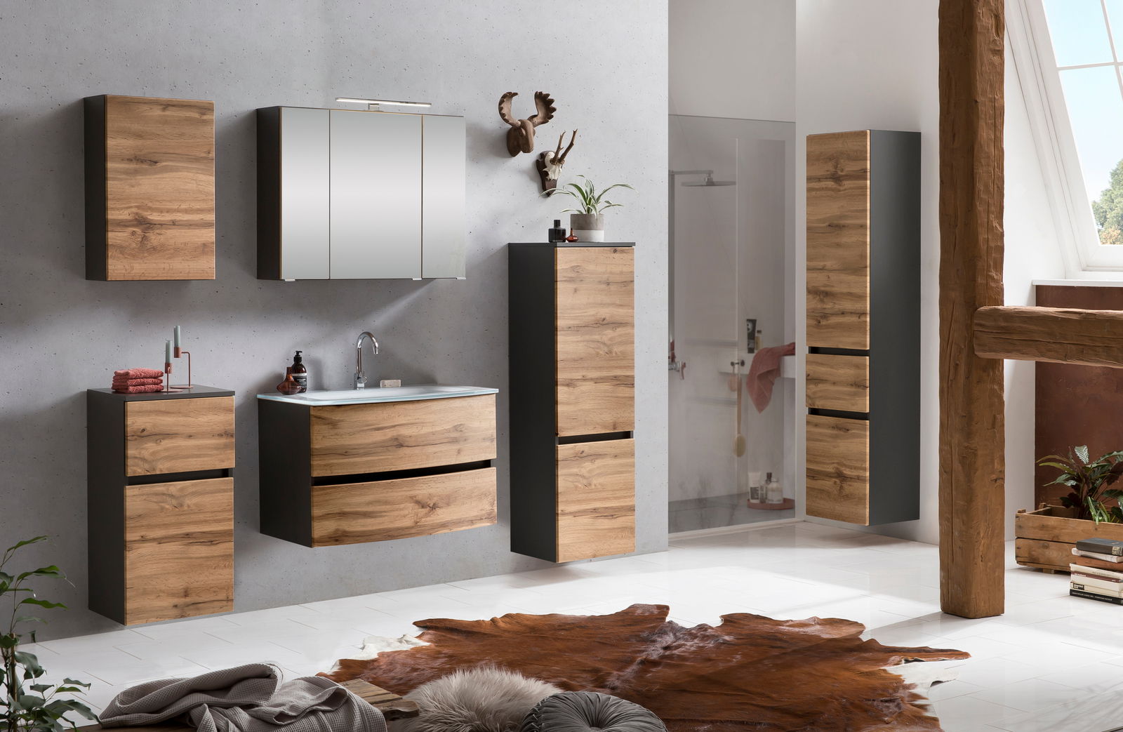 Moderner Spiegelschrank in einem stilvollen Badezimmer mit Holz- und Grautönen, frontal betrachtet.