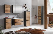 Moderner Spiegelschrank in einem stilvollen Badezimmer mit Holz- und Grautönen, frontal betrachtet.