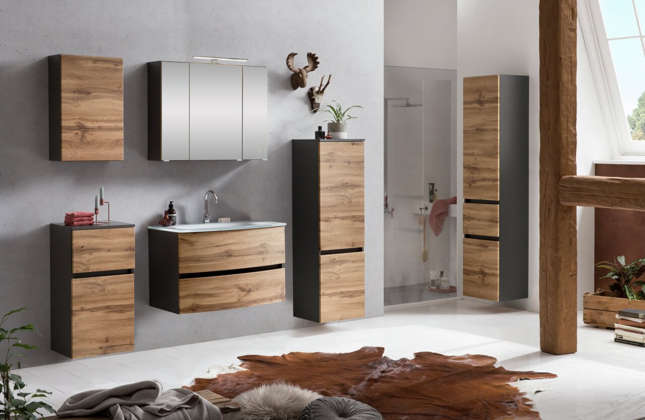 Moderner Spiegelschrank in einem stilvollen Badezimmer mit Holz- und Grautönen, frontal betrachtet.