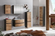 Moderner Spiegelschrank in einem stilvollen Badezimmer mit Holz- und Grautönen, frontal betrachtet.