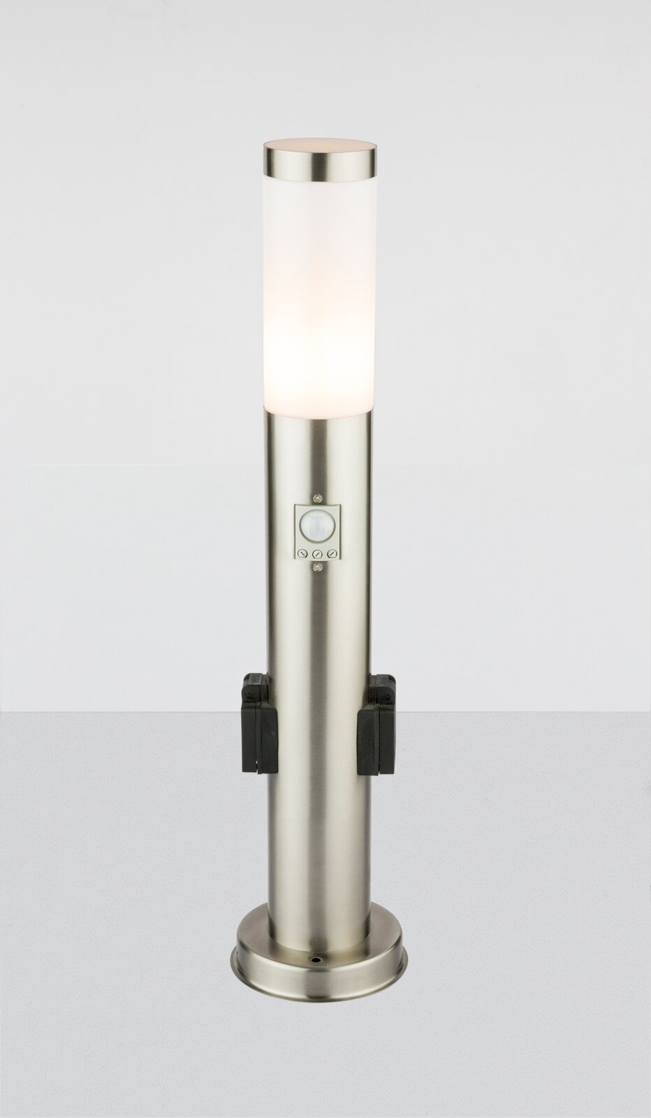 Moderne Außenleuchte aus Edelstahl mit zylindrischem Design und integriertem Bewegungsmelder, frontal abgebildet.