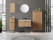 Modernes Waschtisch-Set aus Holz mit Spiegel, frontal betrachtet, in einem stilvollen Badezimmer.