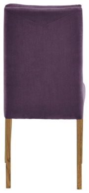 Rückansicht eines Stuhls mit violettem Stoffbezug und Holzbeinen