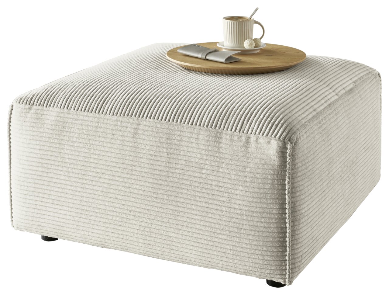Heller, quadratischer Hocker mit gerippter Textur, von schräg oben fotografiert, mit einem Tablett und einer Tasse darauf.