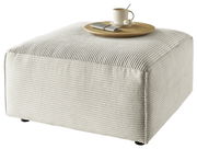 Heller, quadratischer Hocker mit gerippter Textur, von schräg oben fotografiert, mit einem Tablett und einer Tasse darauf.