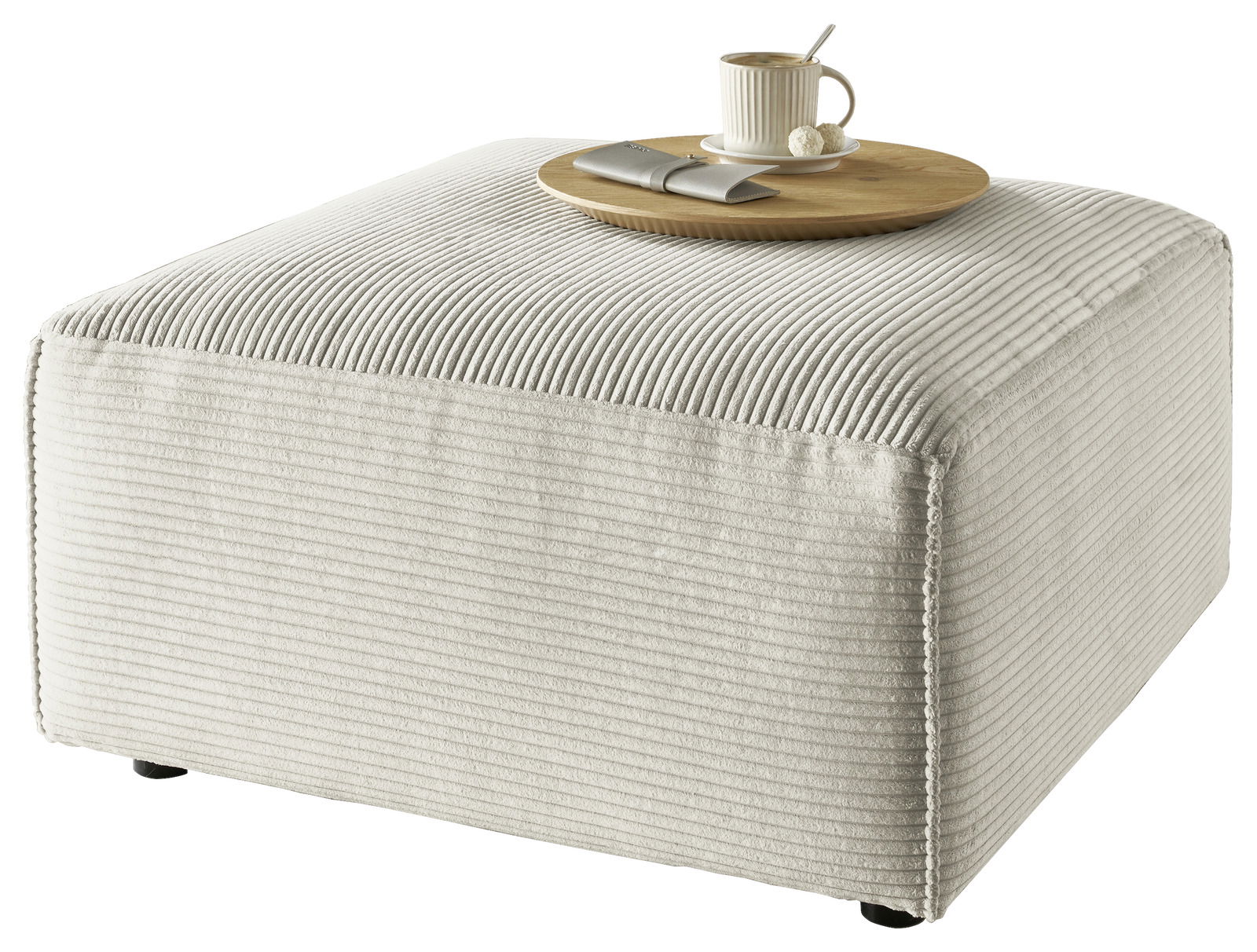 Heller, quadratischer Hocker mit gerippter Textur, von schräg oben fotografiert, mit einem Tablett und einer Tasse darauf.