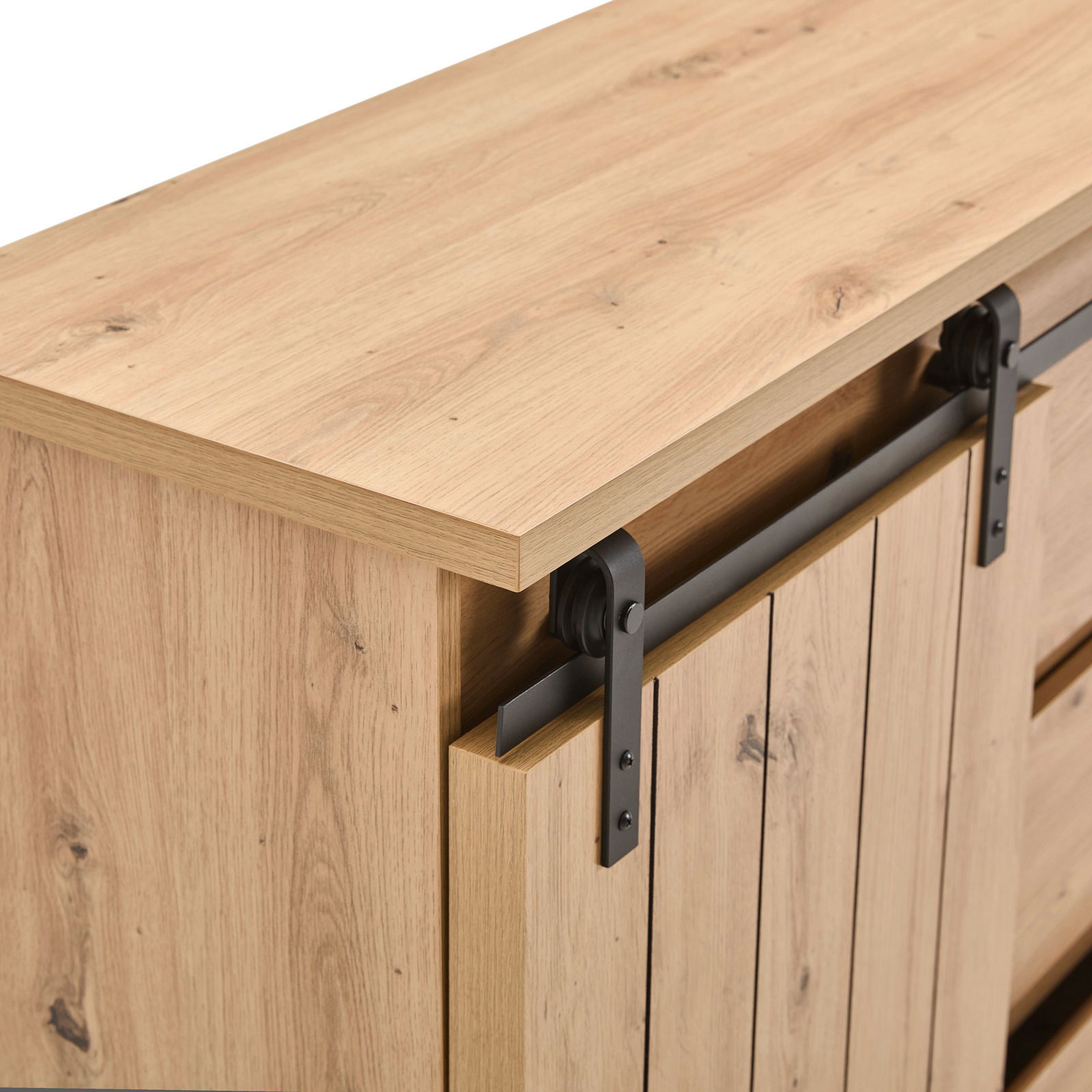 Detailansicht eines Sideboards aus Holz mit Schiebetür und Metallbeschlägen, Perspektive von oben.