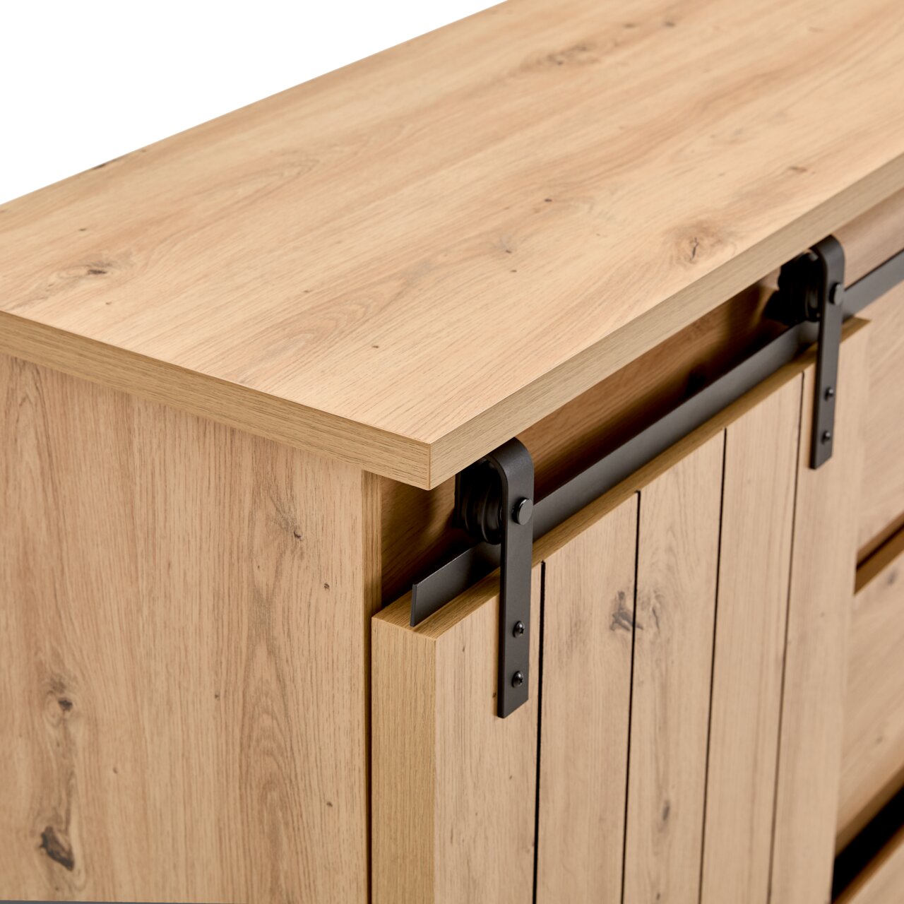 Detailansicht eines Sideboards aus Holz mit Schiebetür und Metallbeschlägen, Perspektive von oben.