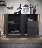Modernes Sideboard mit offenen Türen und Schubladen, dekoriert mit Büchern, Kamera und Vasen, aus frontaler Perspektive.