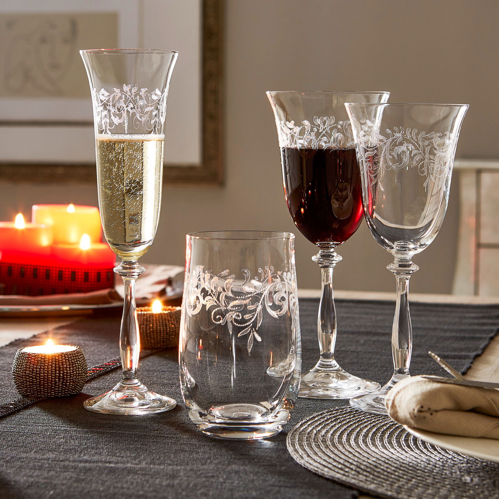 BOHEMIA Cristal Sektkelch NOVEL Sektkelch 190ml Romance mit elegantem Muster, gefüllt mit Sekt, auf einem festlich gedeckten Tisch mit Kerzenlicht, seitliche Perspektive