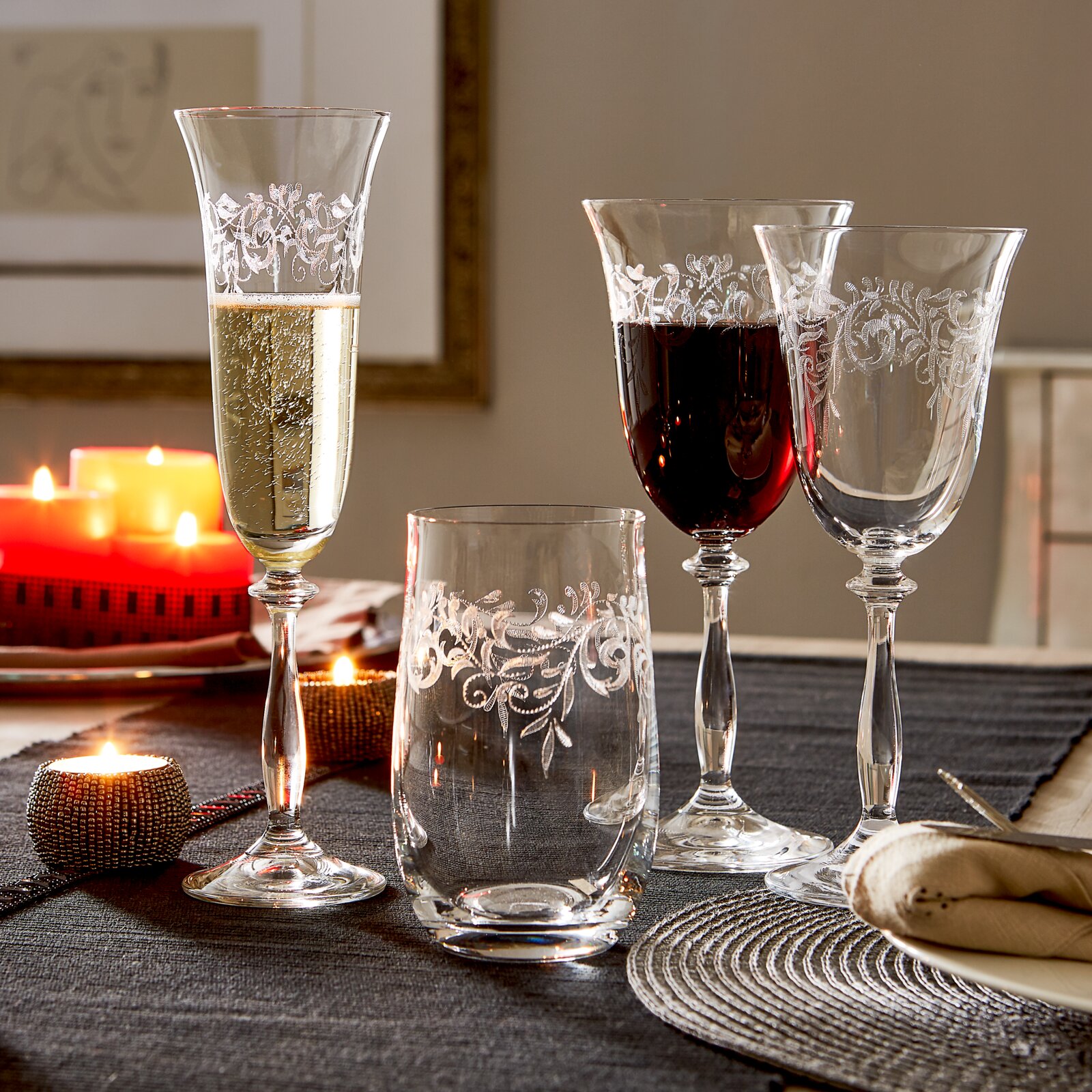 Sektkelch 190ml Romance mit elegantem Muster, gefüllt mit Sekt, auf einem festlich gedeckten Tisch mit Kerzenlicht, seitliche Perspektive