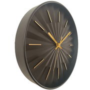 Moderne Wanduhr mit schwarzem Zifferblatt und goldenen Zeigern, seitliche Perspektive