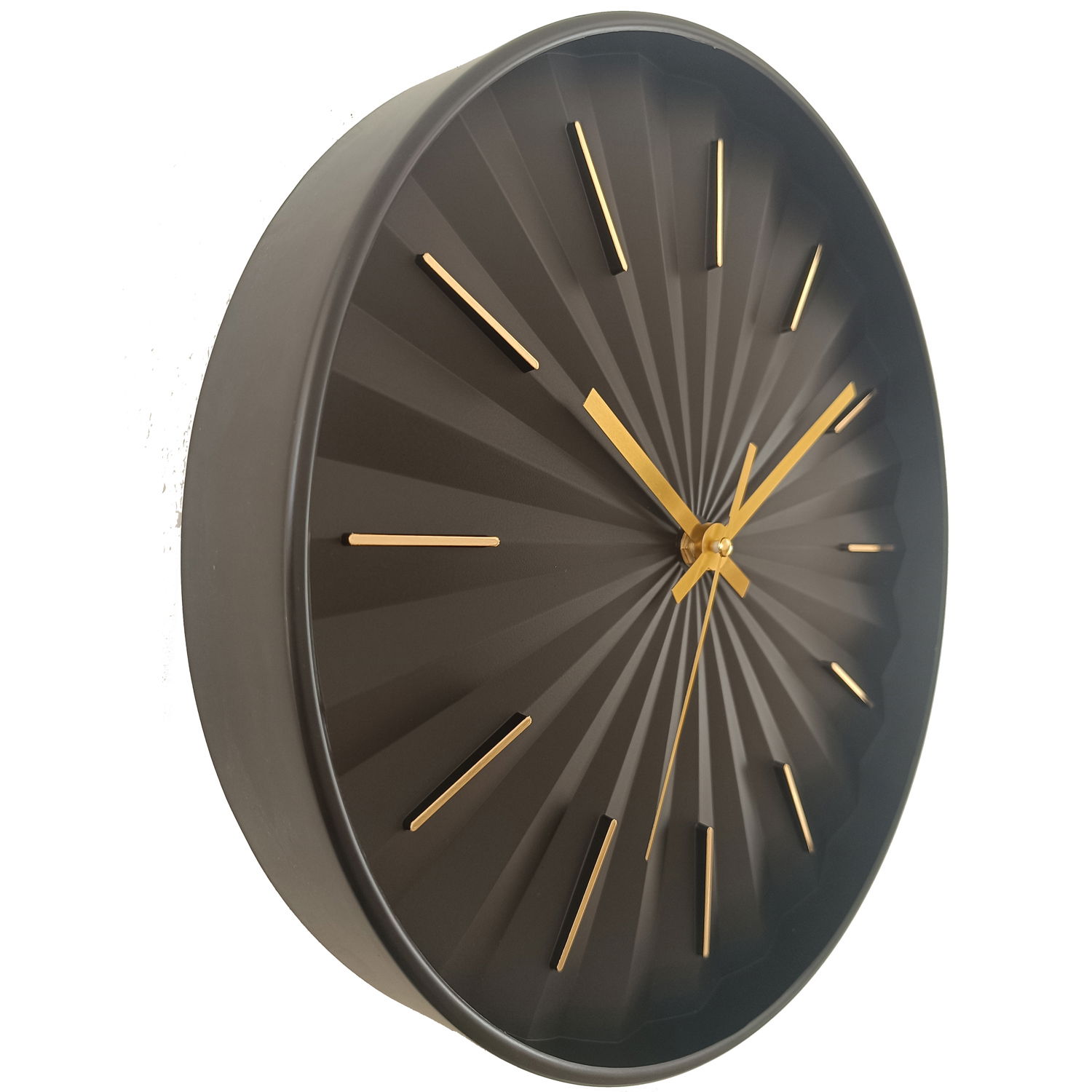 Moderne Wanduhr mit schwarzem Zifferblatt und goldenen Zeigern, seitliche Perspektive