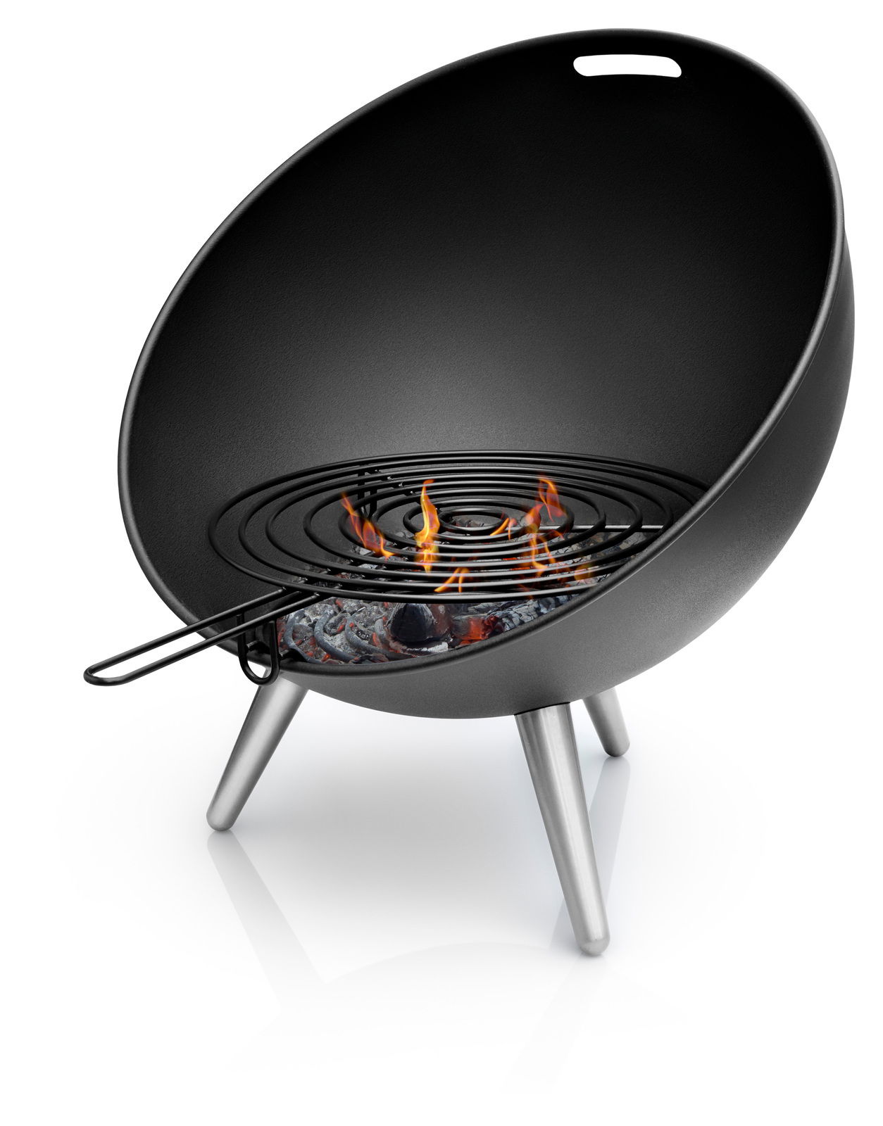 Moderner FireGlobe Grillrost mit brennendem Feuer, seitliche Perspektive.