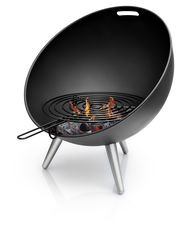 Moderner FireGlobe Grillrost mit brennendem Feuer, seitliche Perspektive.