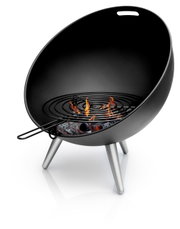Moderne FireGlobe-grillrooster met brandend vuur, zijaanzicht.