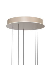 Moderne LED-Pendelleuchte von unten betrachtet, mit runder, goldener Deckenhalterung und vier schwarzen Kabeln.