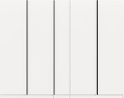 Weiße, minimalistische Schrankfronten mit schmalen schwarzen Griffleisten, frontale Ansicht