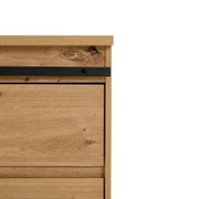 Nahaufnahme einer Kommode aus Holz mit schwarzem Akzentstreifen, Frontansicht